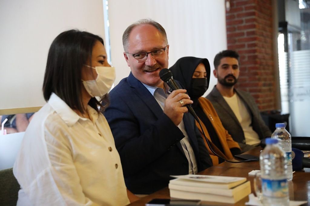 Söyleşimizi mikrofonla sunan konuğumuz ve dinleyen üyelerimiz