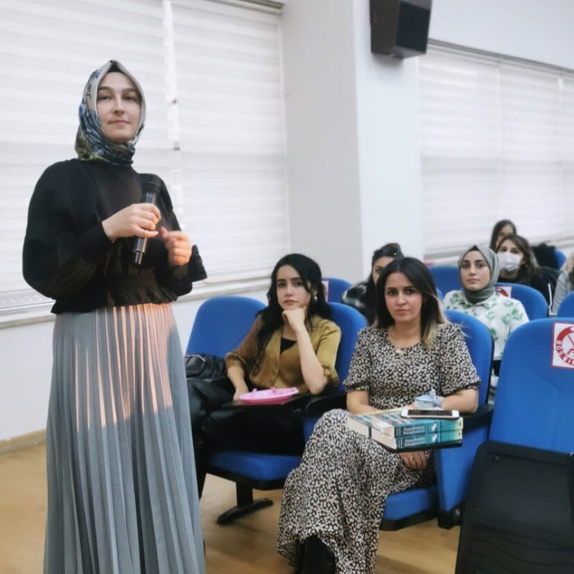 Bir sunum yapan üyemiz ve salonu dolduran dinleyiciler