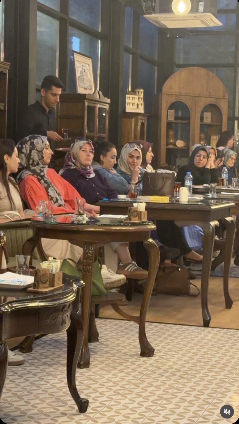 Derneğin dolu bir salonda düzenlediği kitap değerlendirme buluşması